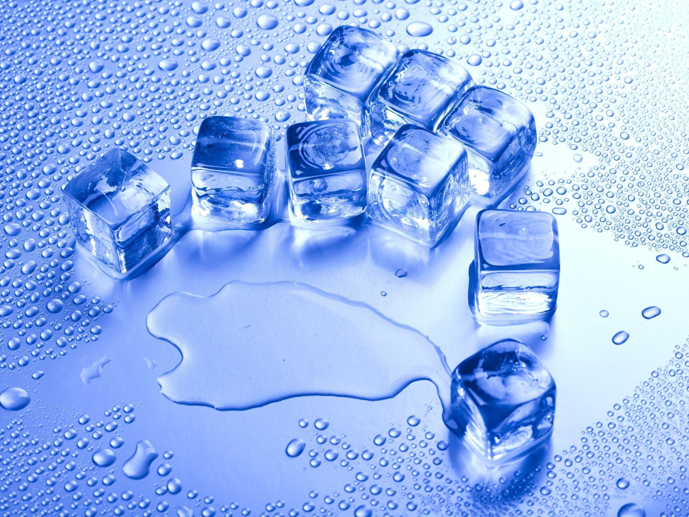 Подтаявшие кубики льда