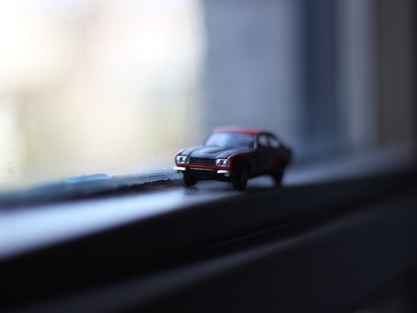 Модель автомобиля у окна