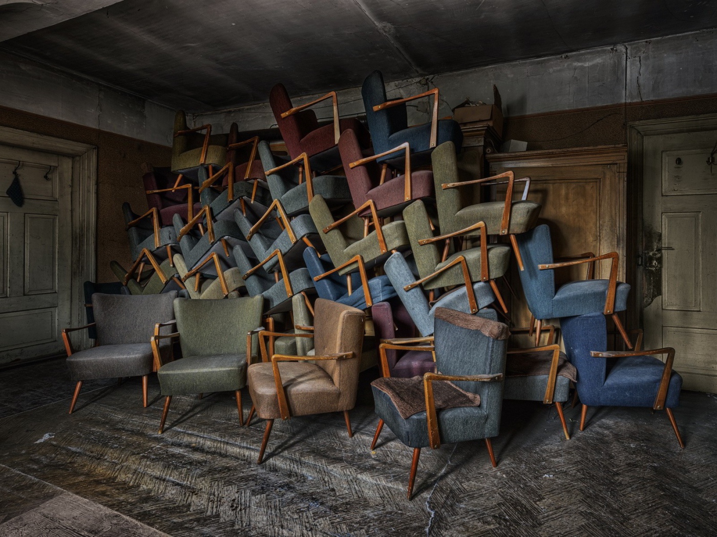 Гора старых кресел