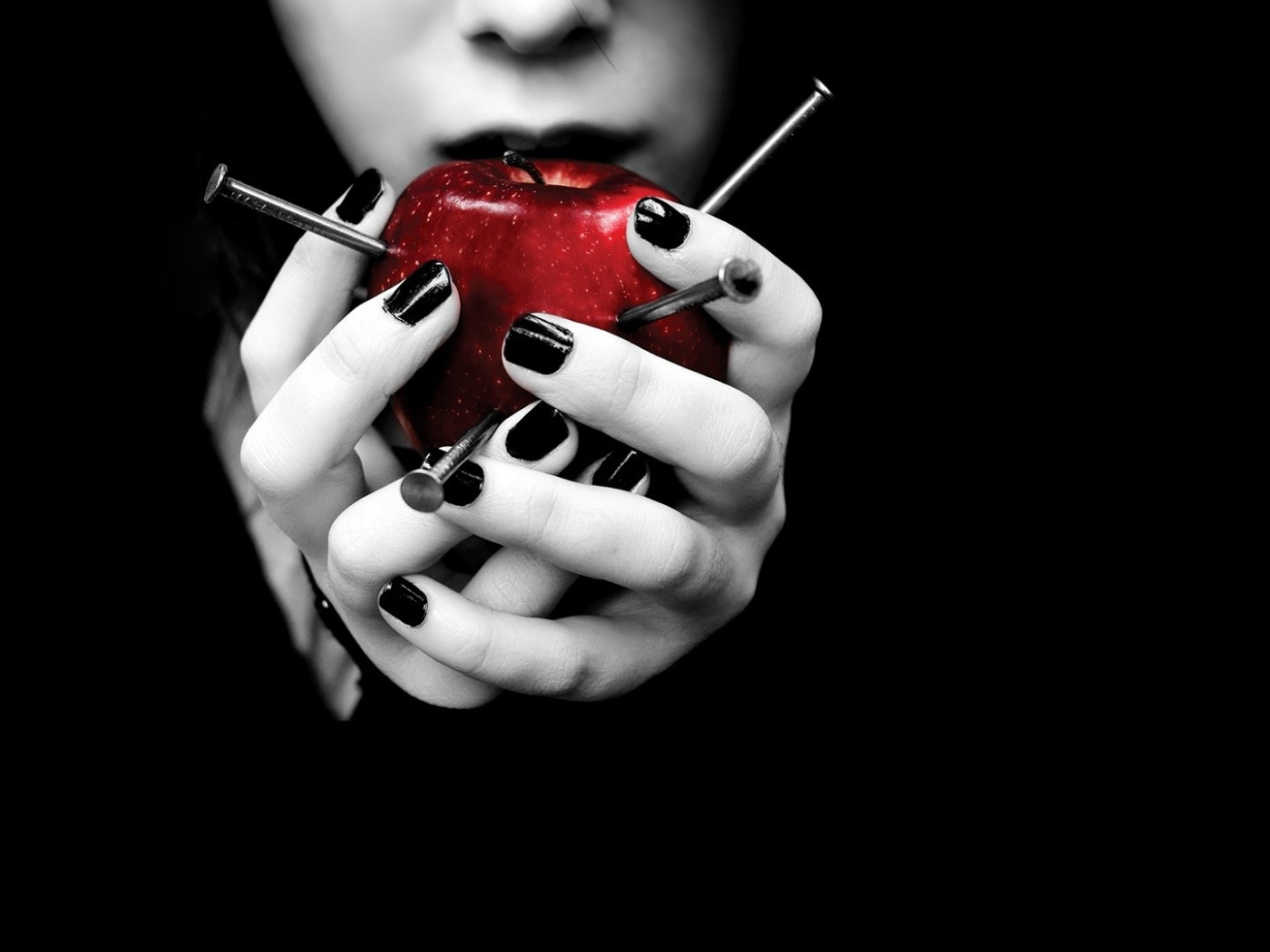 Гвозди в яблоке