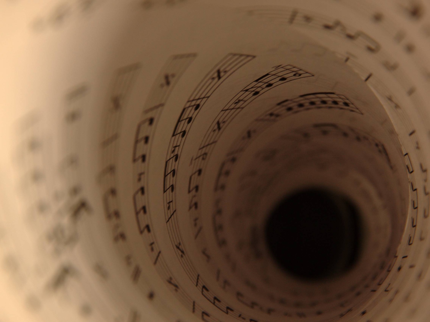 Ноты свернуты в трубку