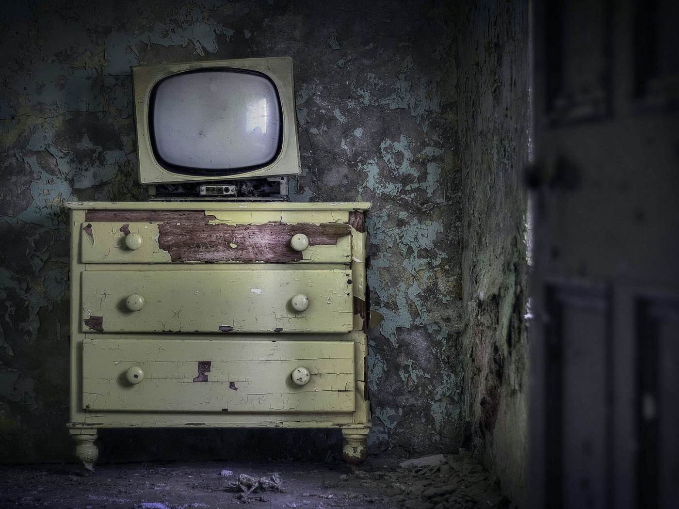 Старый телевизор на старом комоде