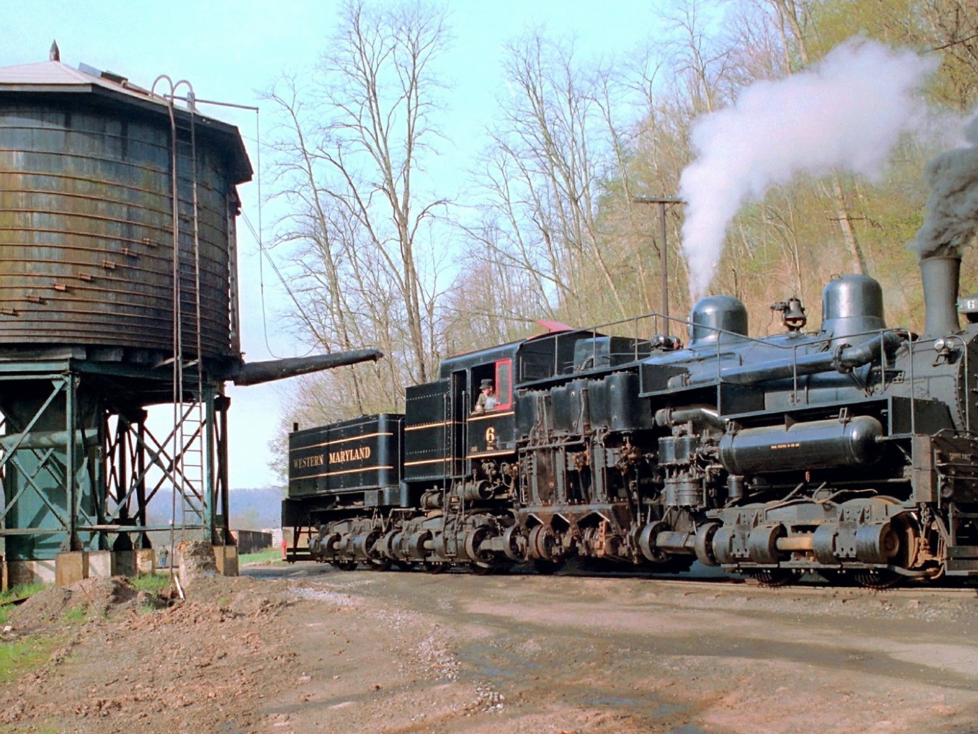 Старый паровоз стоит у водокачки