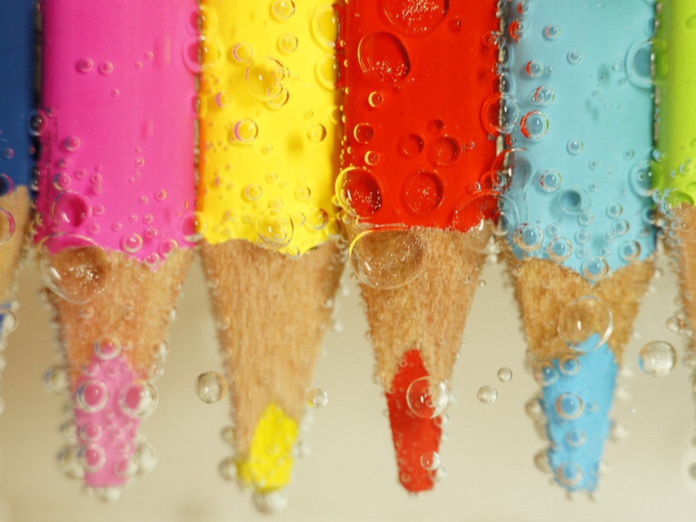 Карандаши в воде среди пузырей воздуха