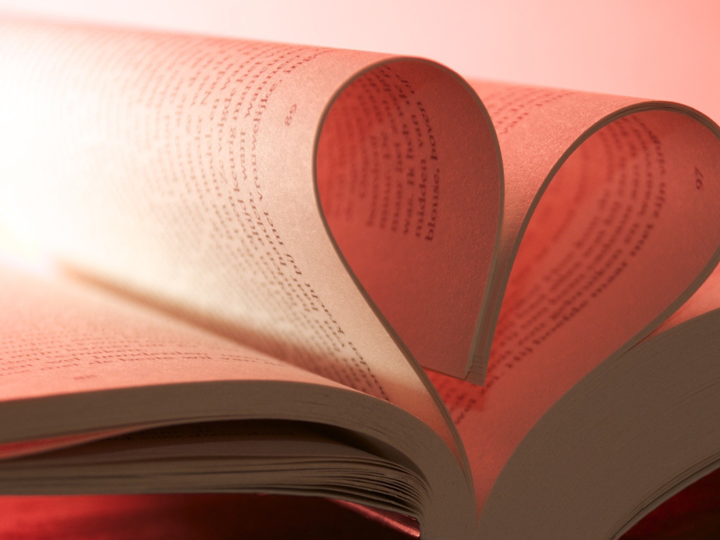 Розовое сердце из книжных страниц
