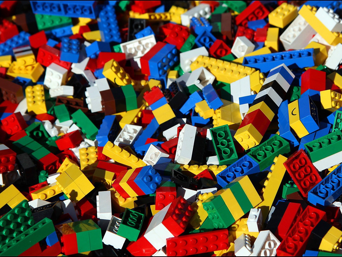 Россыпь частей конструктора ЛЕГО