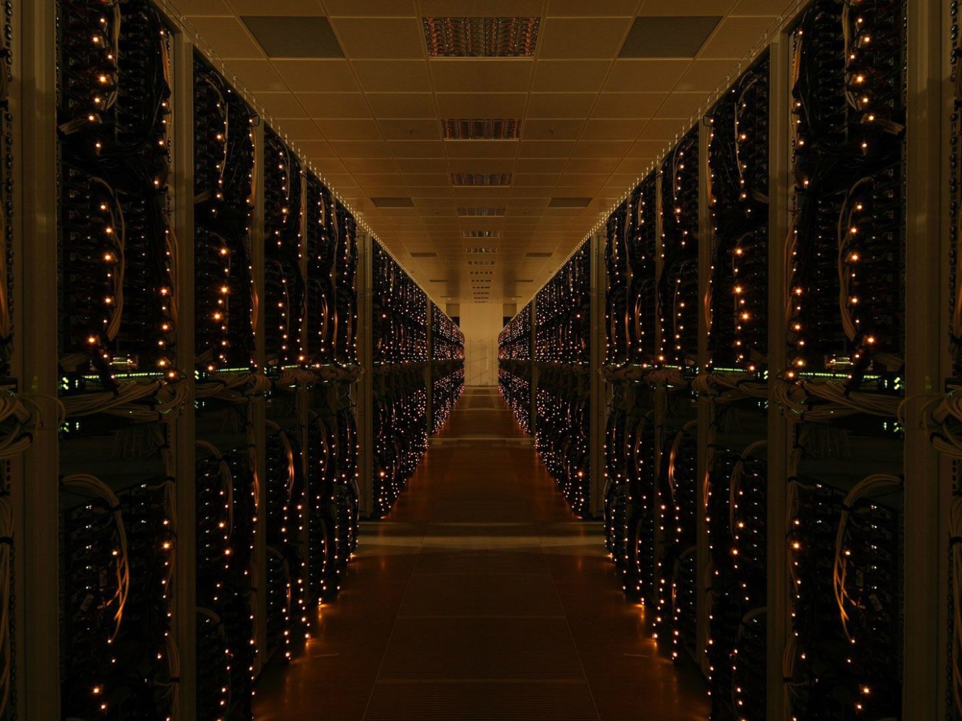 Стойки с серверами в дата центре