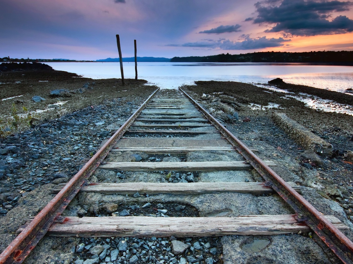 Железнодорожное полотно уход в воду