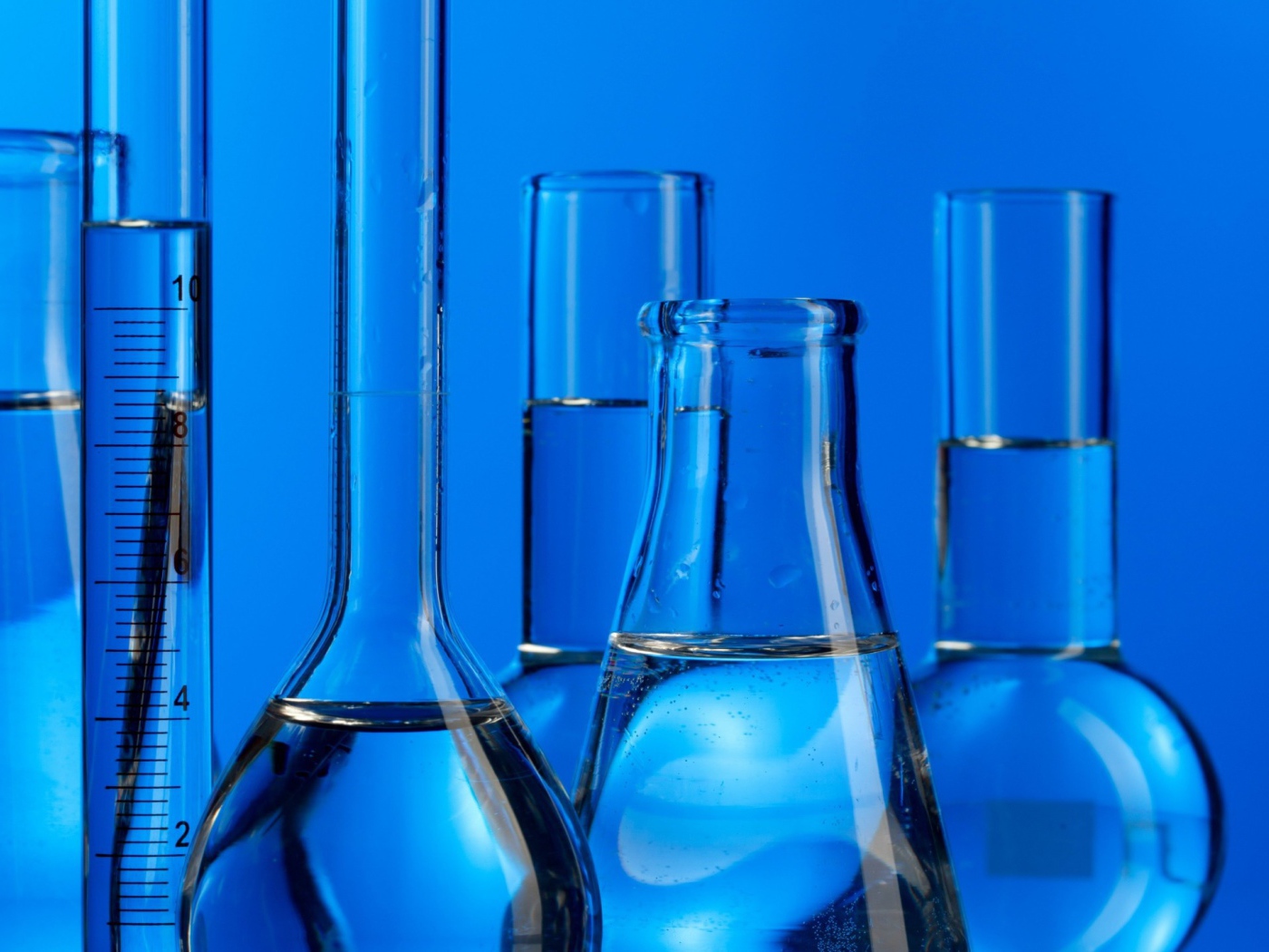 Реактивы в кабинете химии