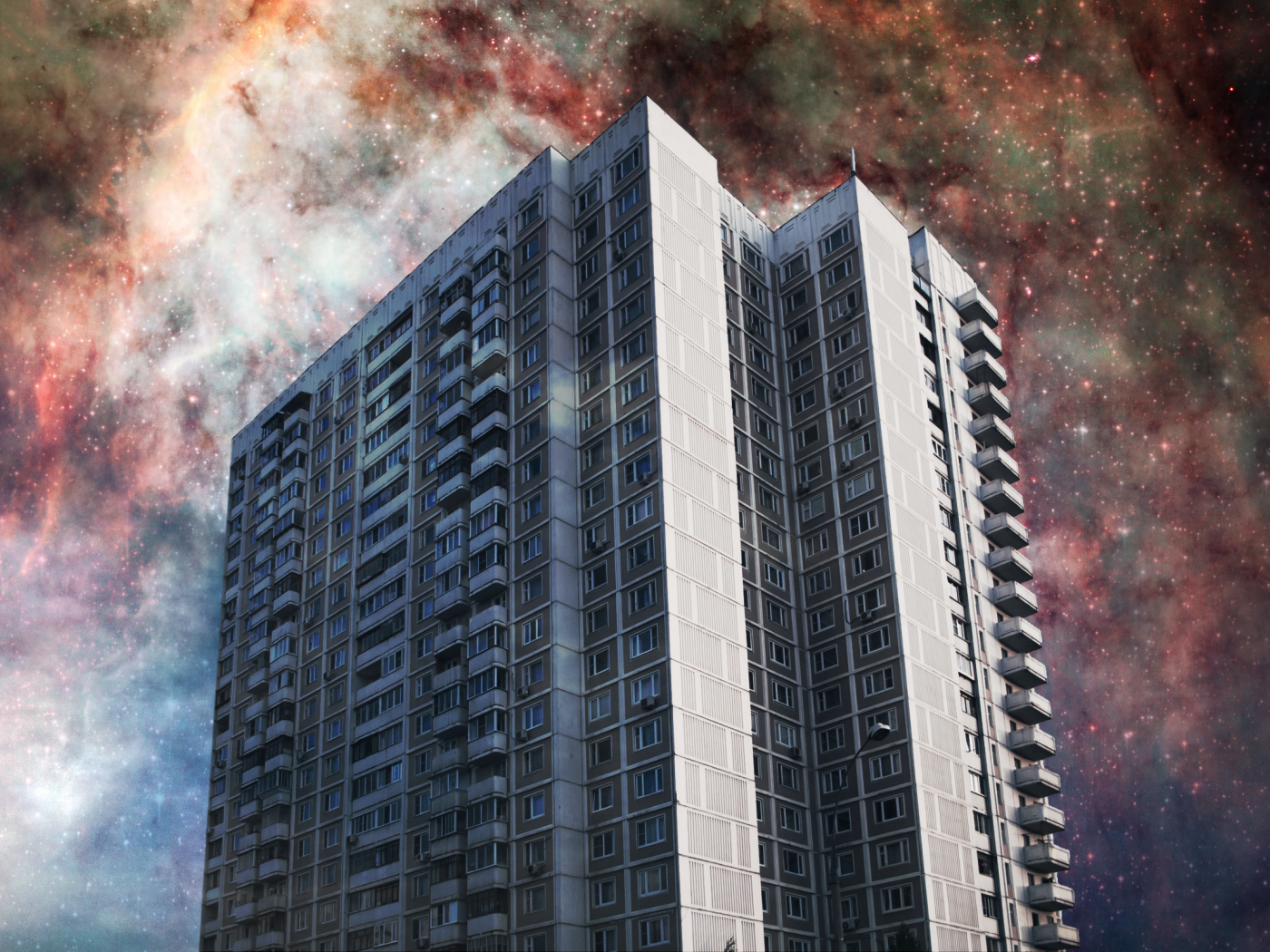 Жилой дом на фоне звезд