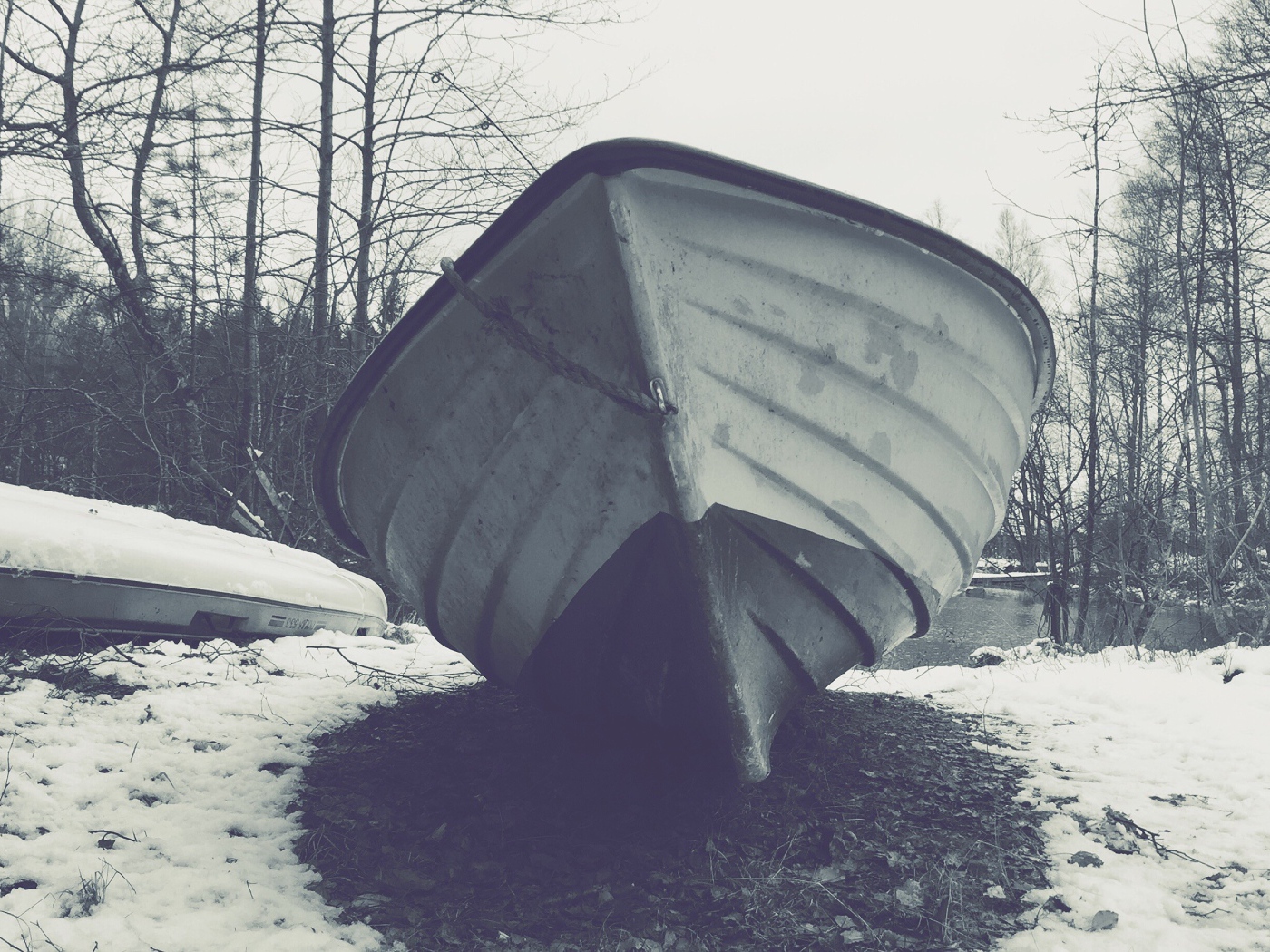 Речная лодка на зимней стоянке