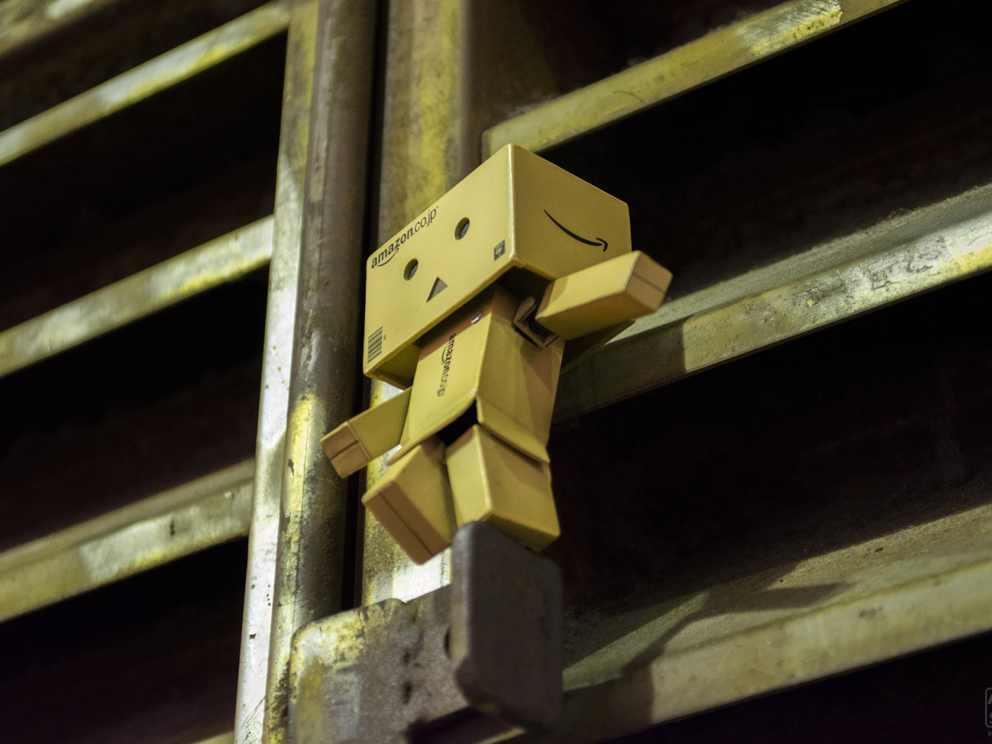 Робот Дандо на решетке вентиляции