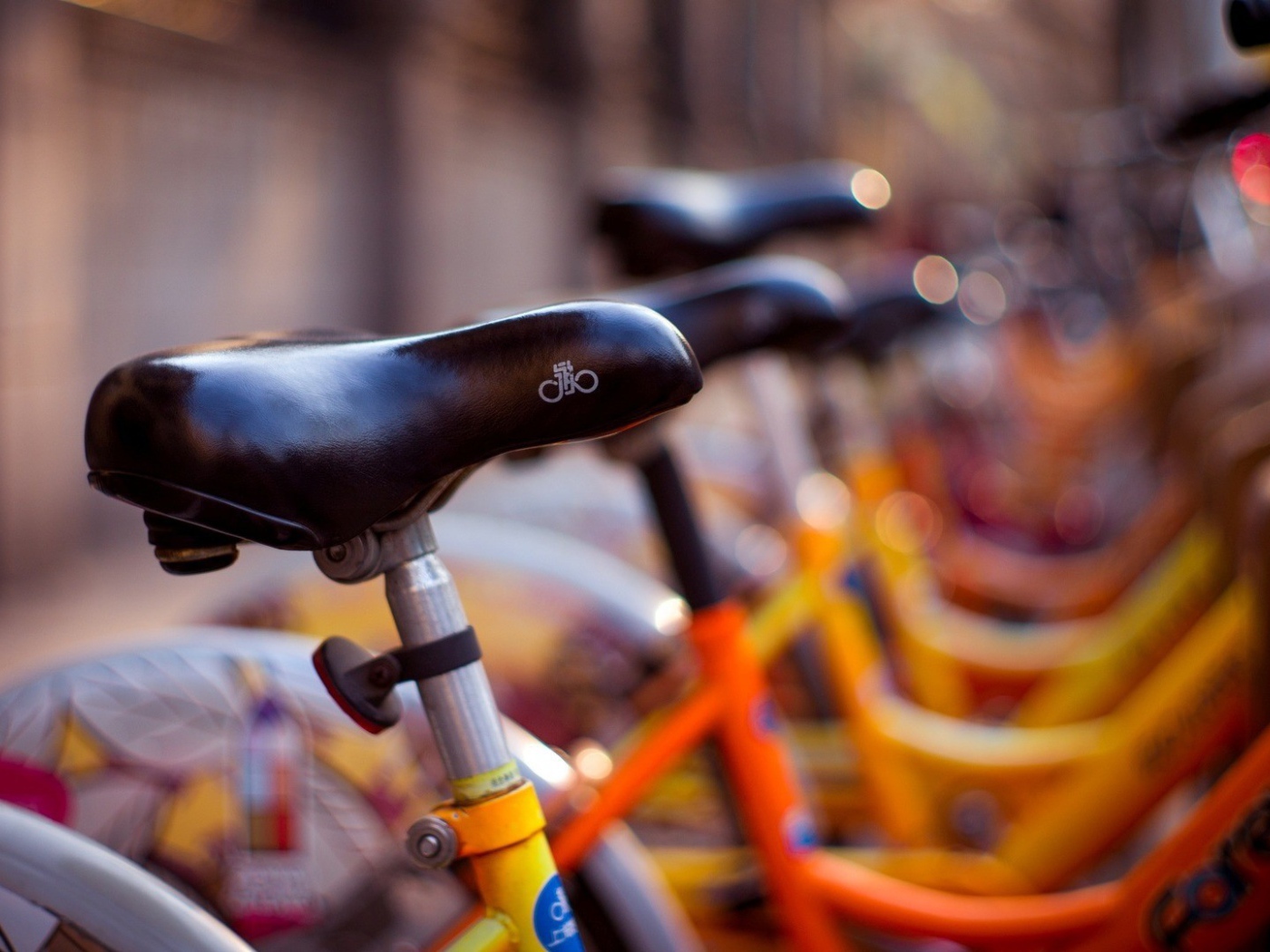 Сиденья велосипедов на стоянке