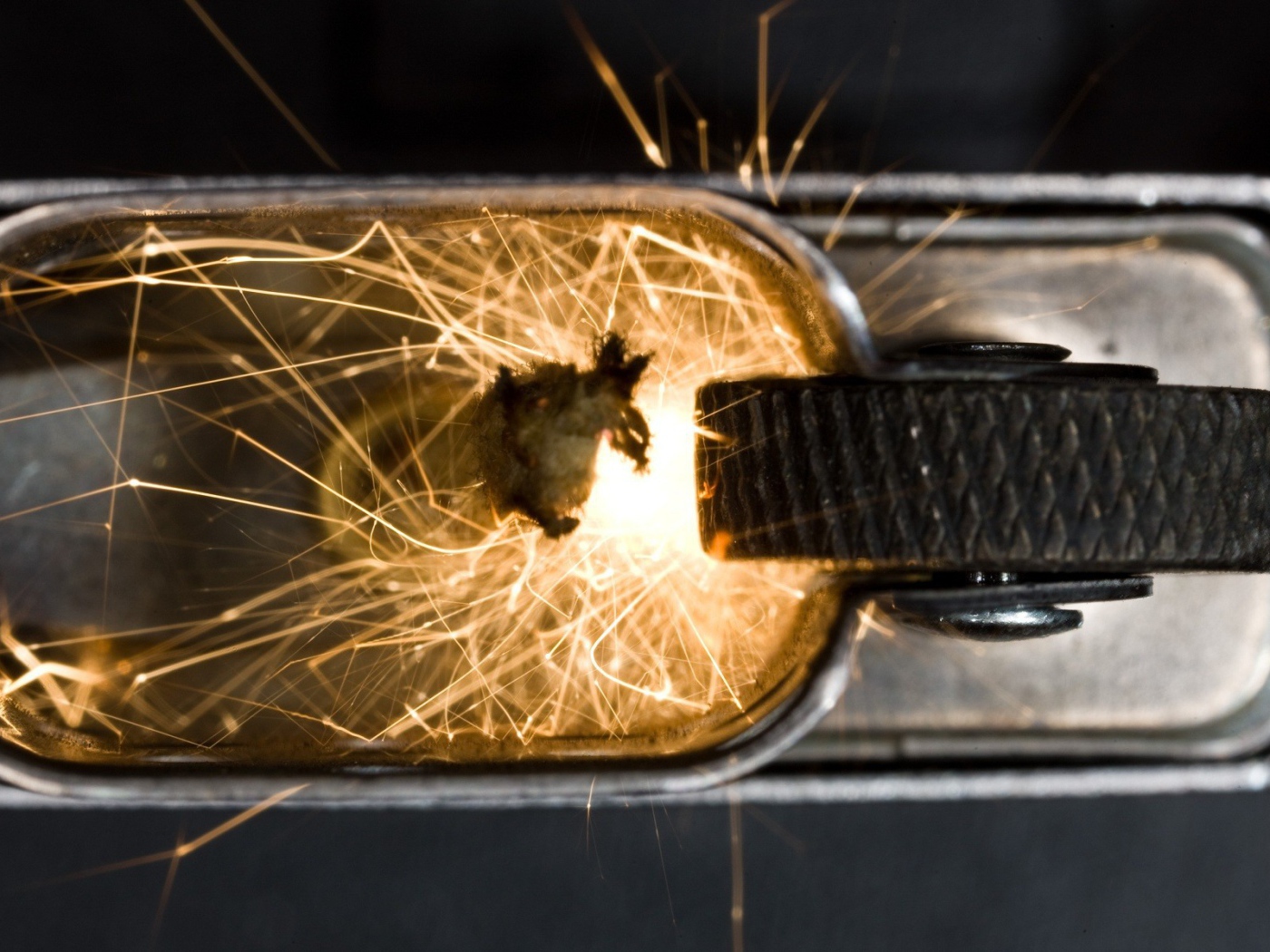 Искра из под кремния в зажигалке