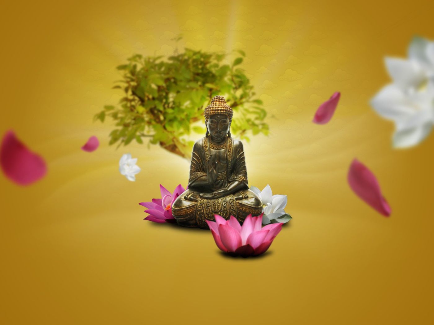 Статуэтка Будды среди цветов лотоса