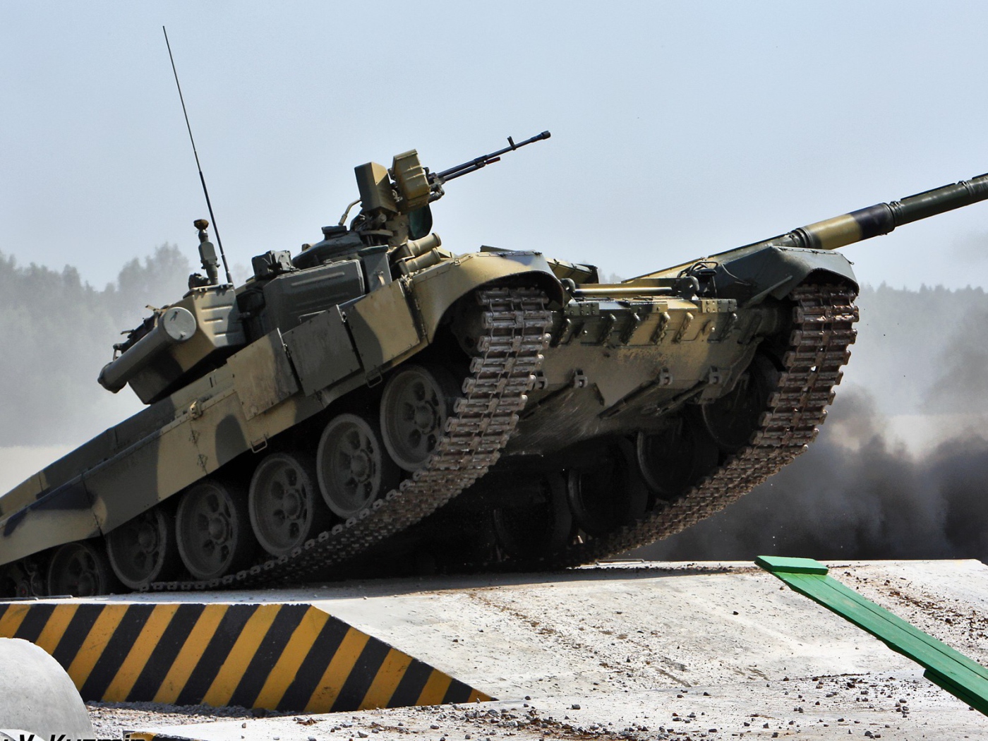 Танк на испытаниях на полигоне