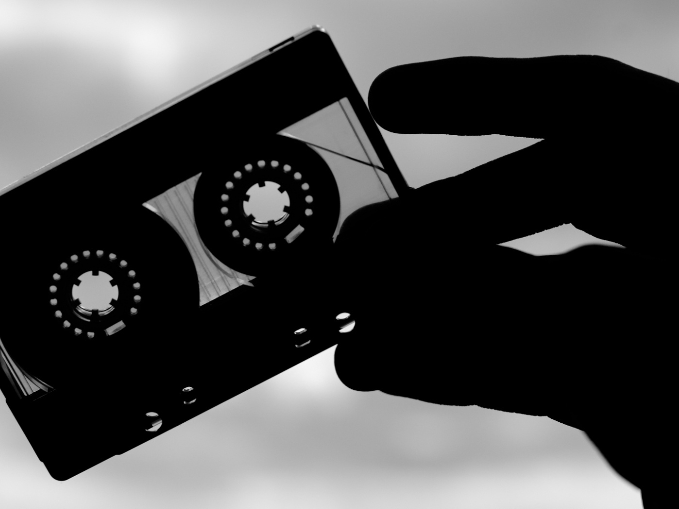 Аудиокассета в руке