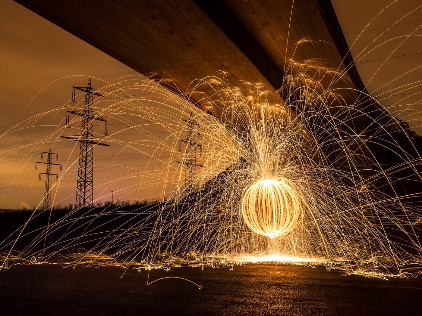 Шар из искр под мостом