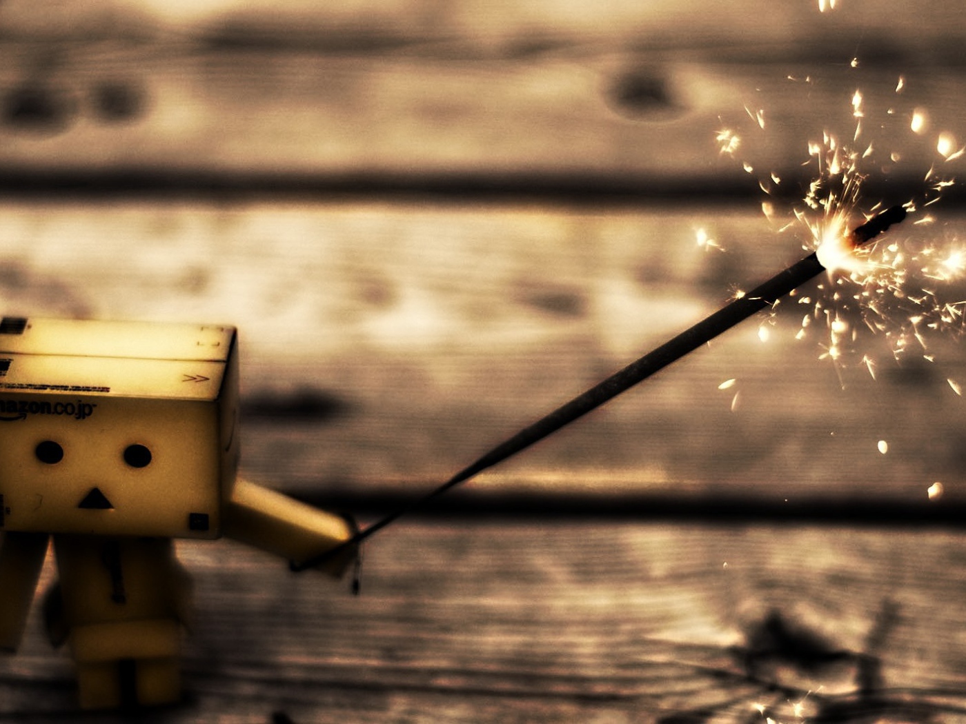 Картонный человечек с бенгальским огнем