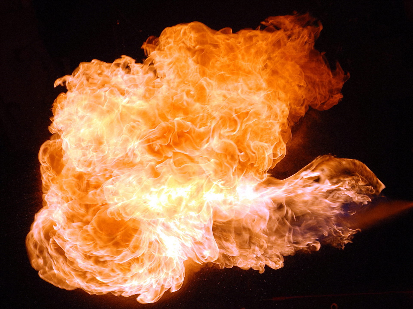 Пламя из огнемета