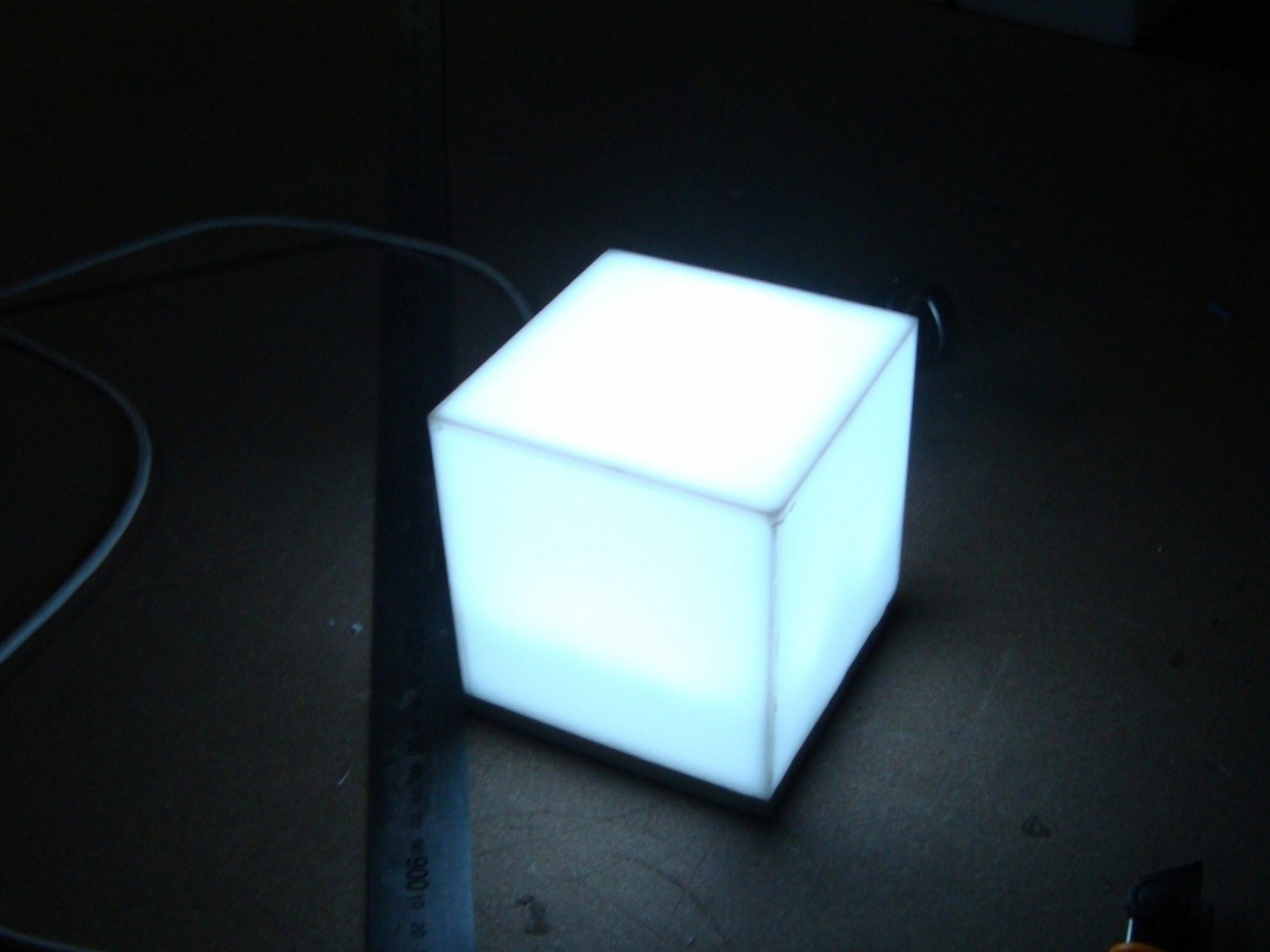 Светильник в форме белого куба