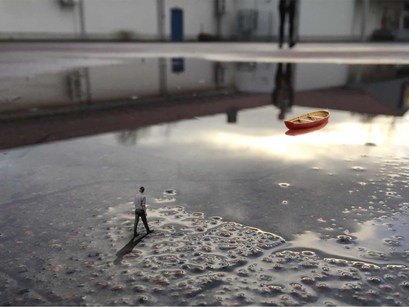 Маленький человек подошел к луже