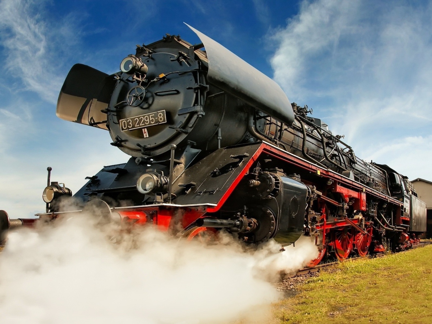 Паровоз сбрасывает пар