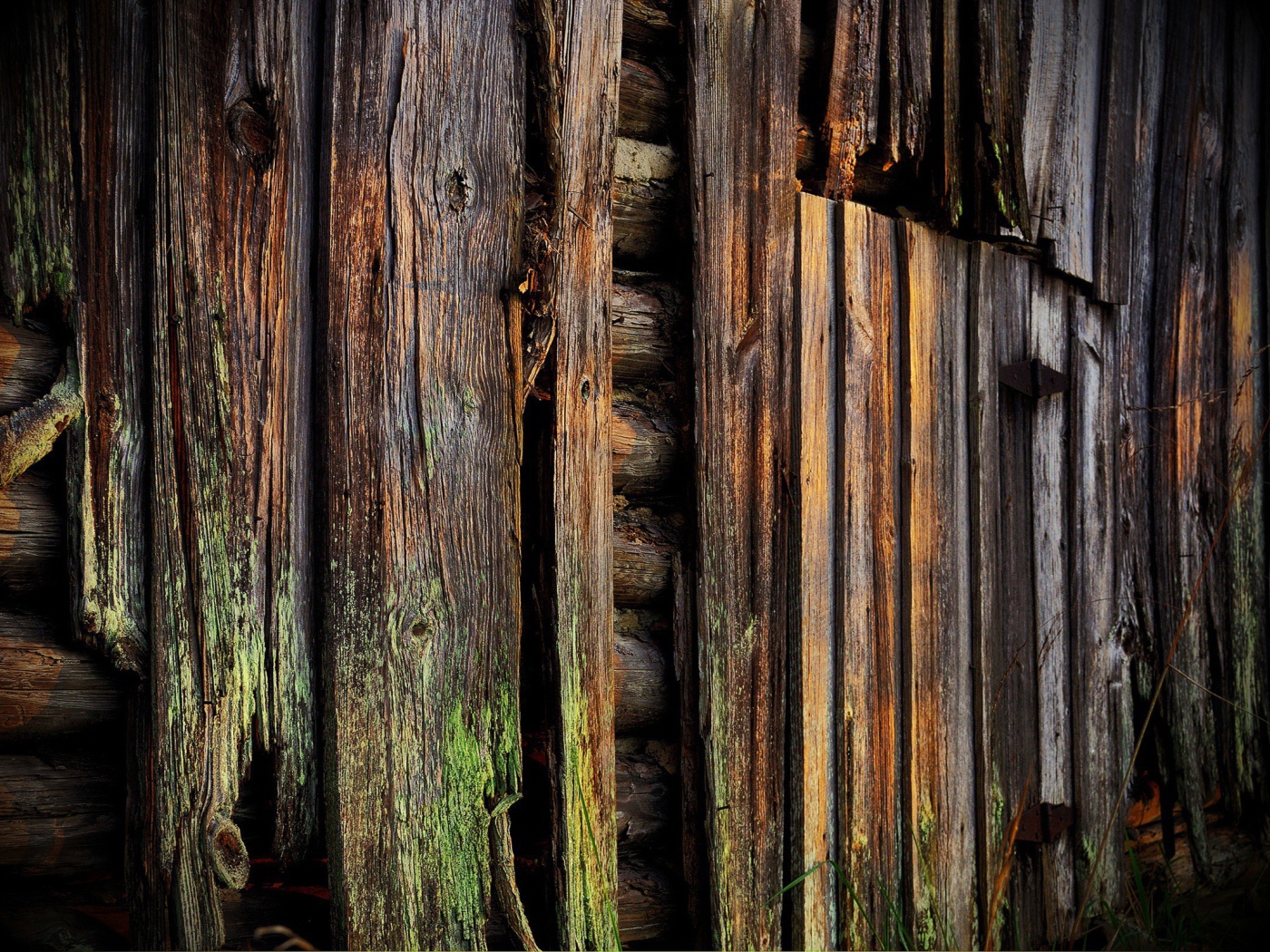 Старая обшивка деревянного дома