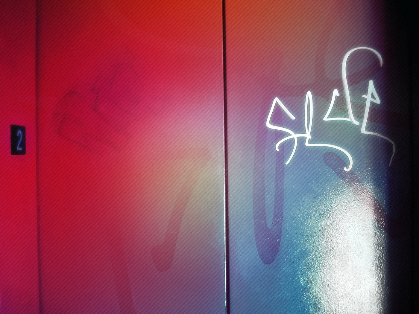 Надпись на двери лифта