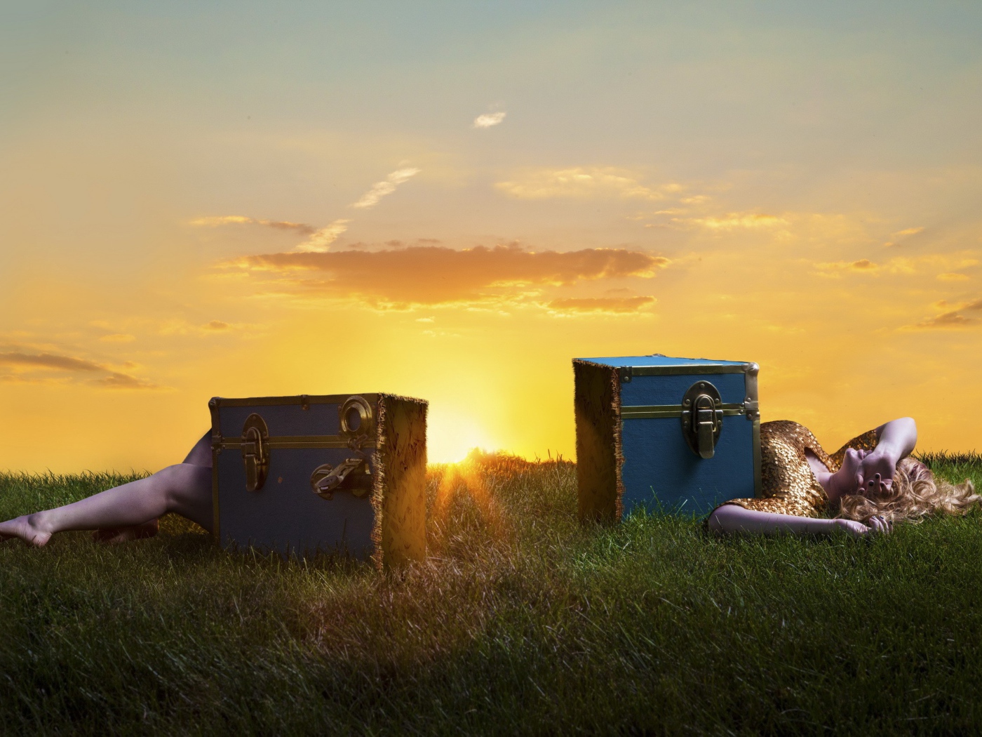 Фокус с разрезанной женщиной на природе