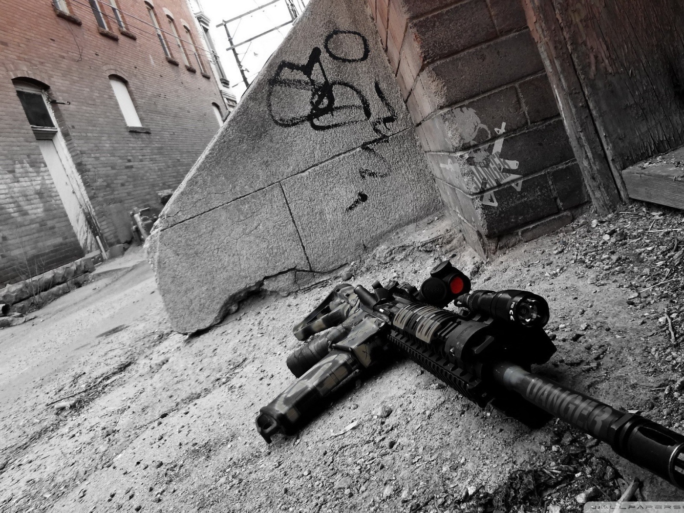 Оружие лежит у стены на улице