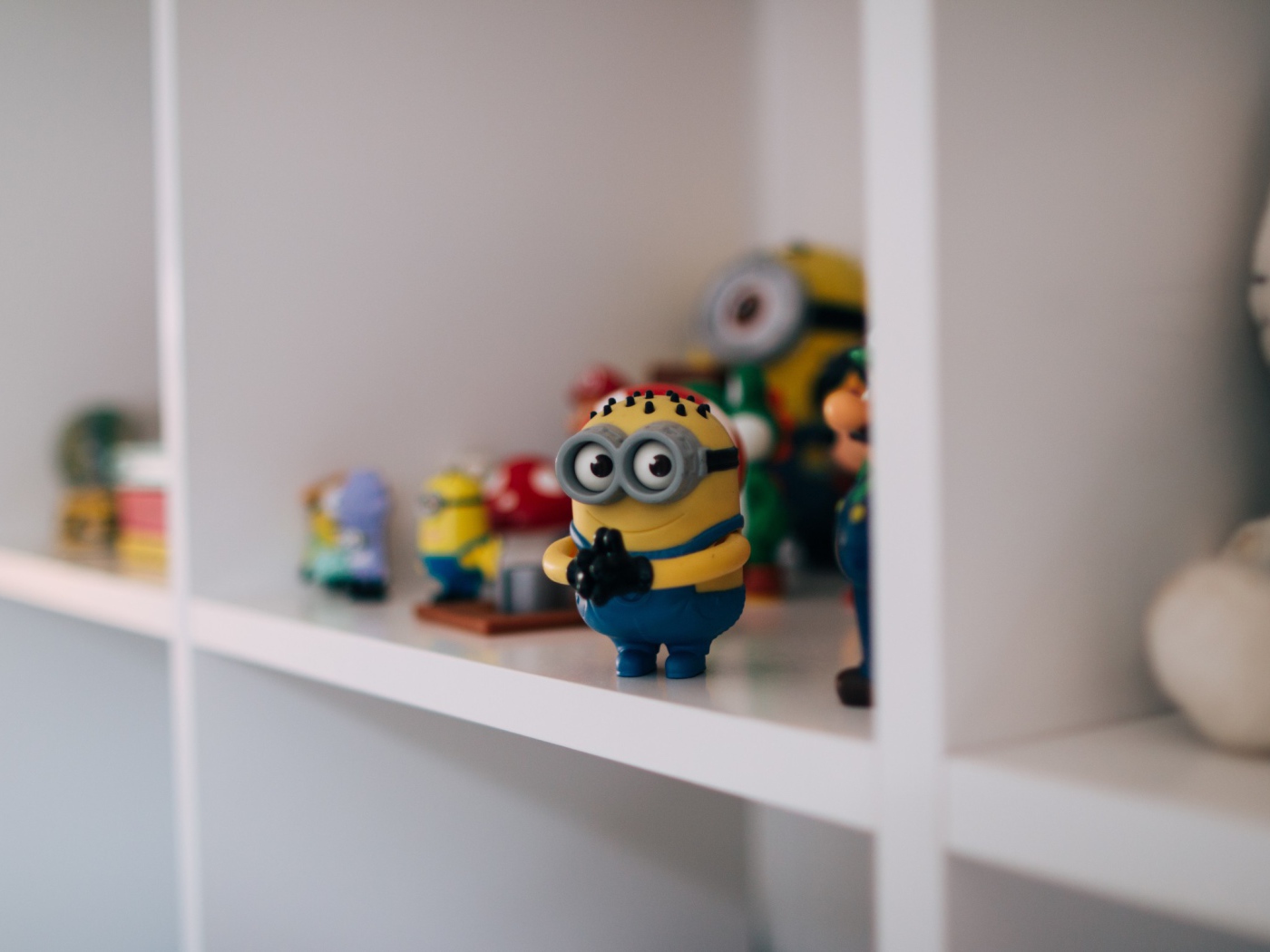 Игрушка Миньон на полке