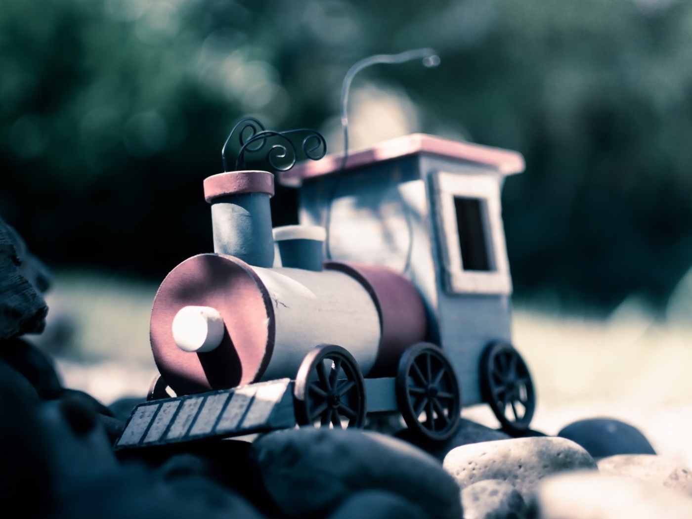 Игрушечный паровоз на камнях