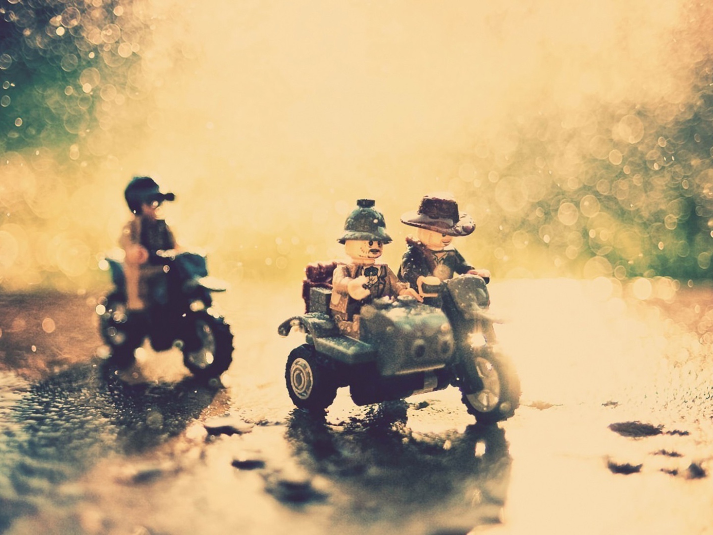 Игрушки на мотоциклах попали под дождь