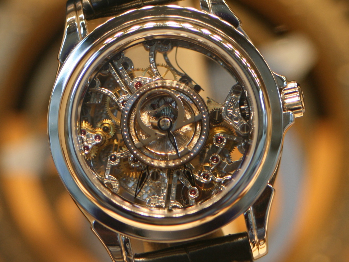 Прозрачный корпус дорогих часов