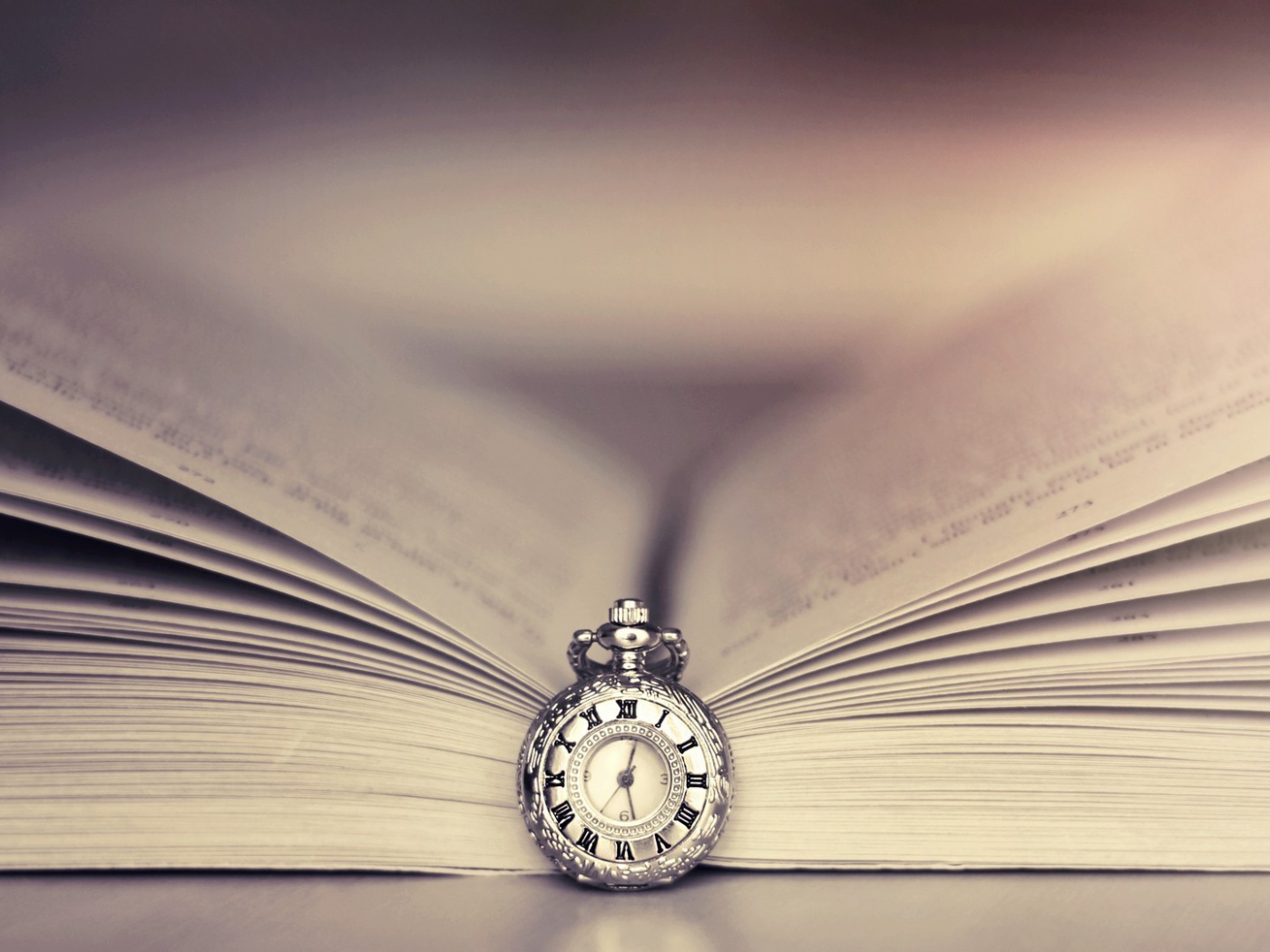 Часы на цепочке в открытой книге