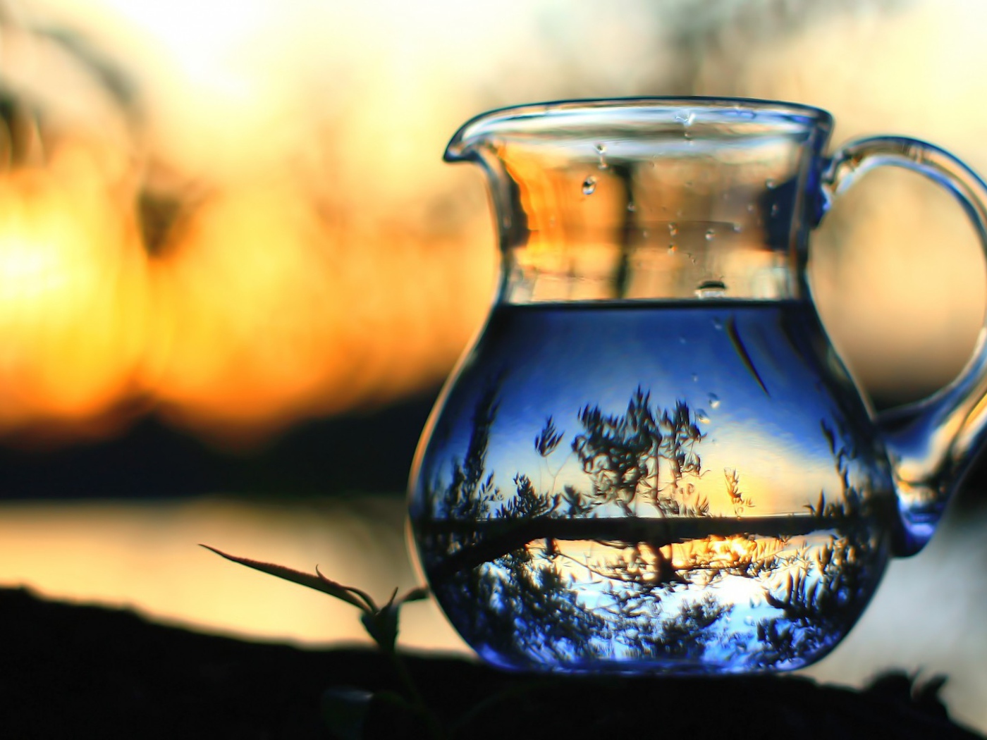 Вода в стеклянном кувшине