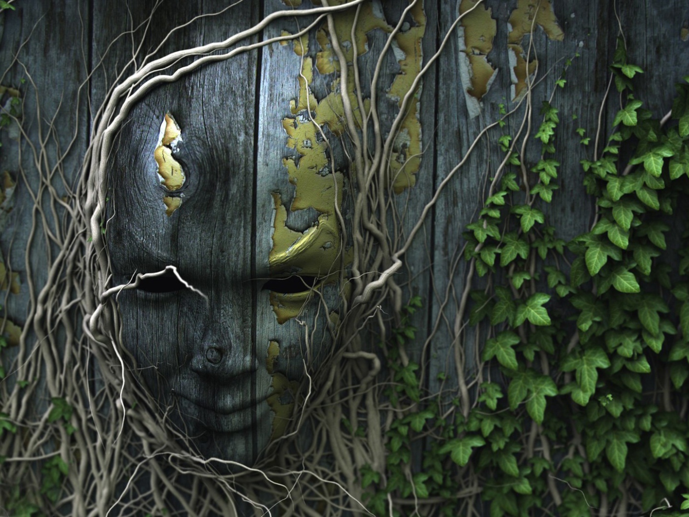 Лицо на деревянном заборе, увитое плющом