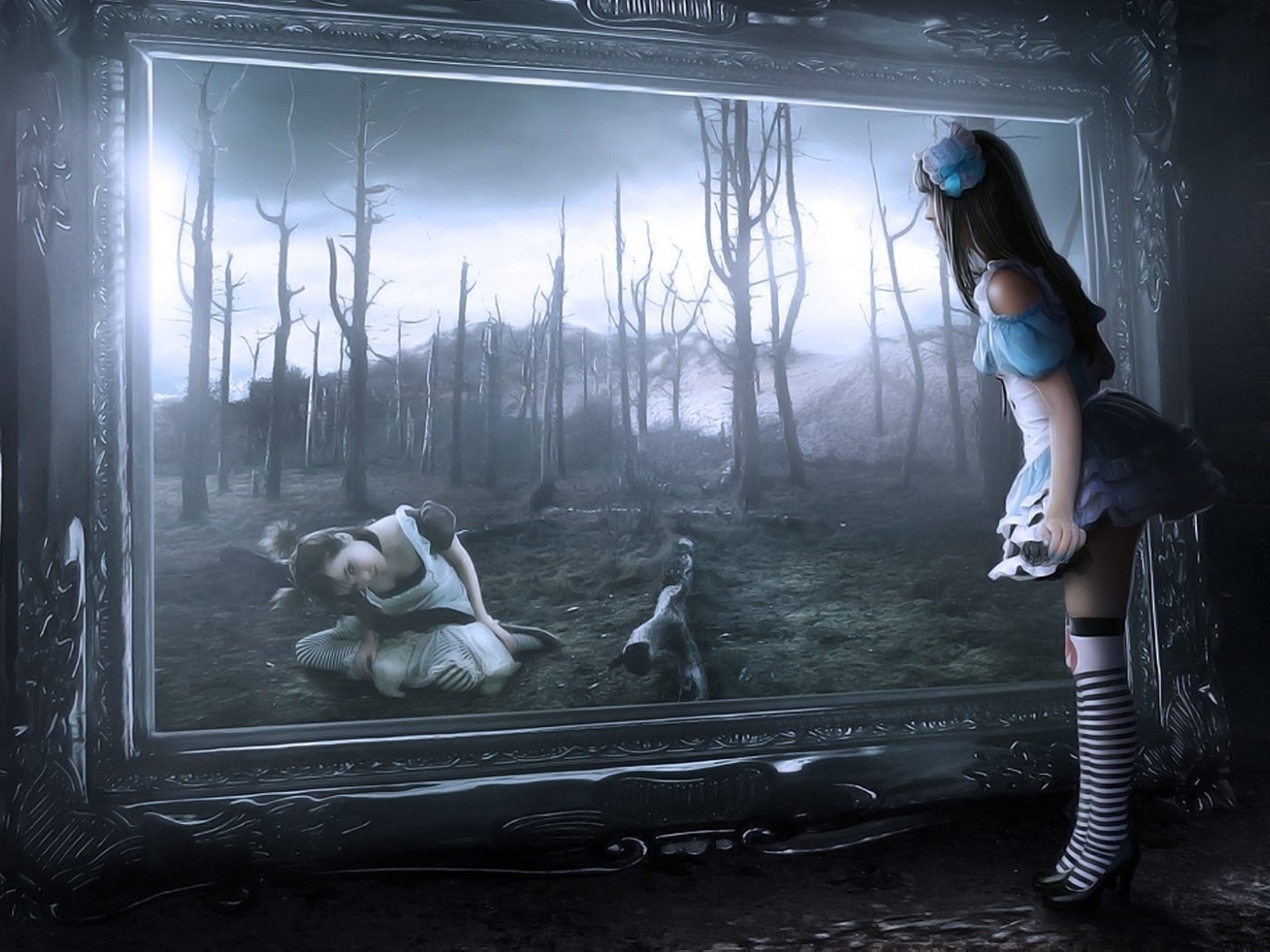 Алиса смотрит в зеркало