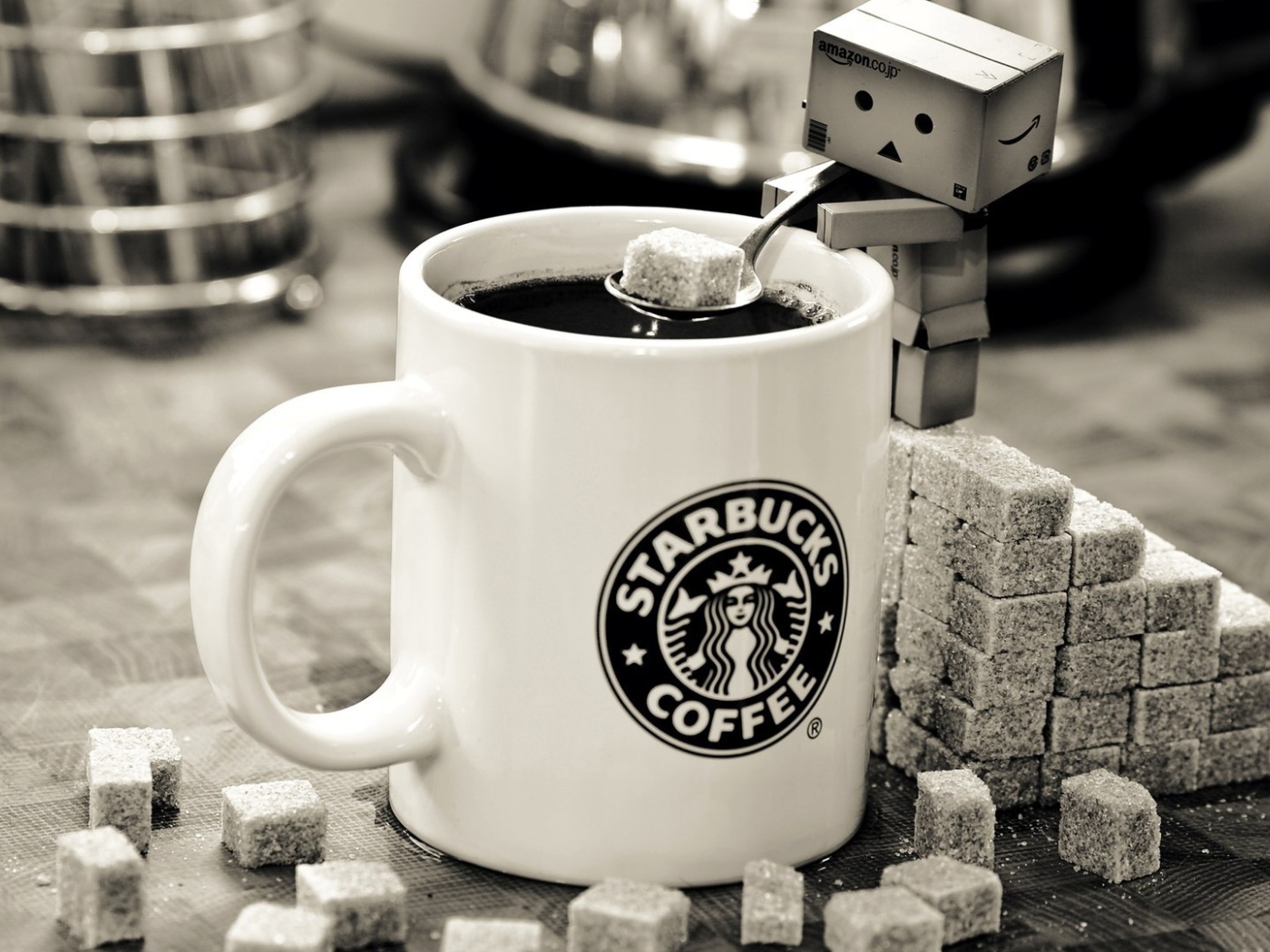 Картонный человечек делает кофе