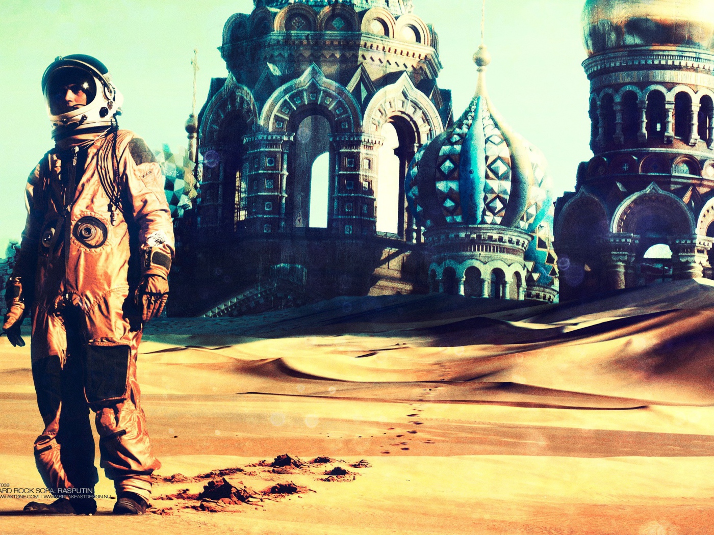 Космонавт у заброшенного храма в пустыне