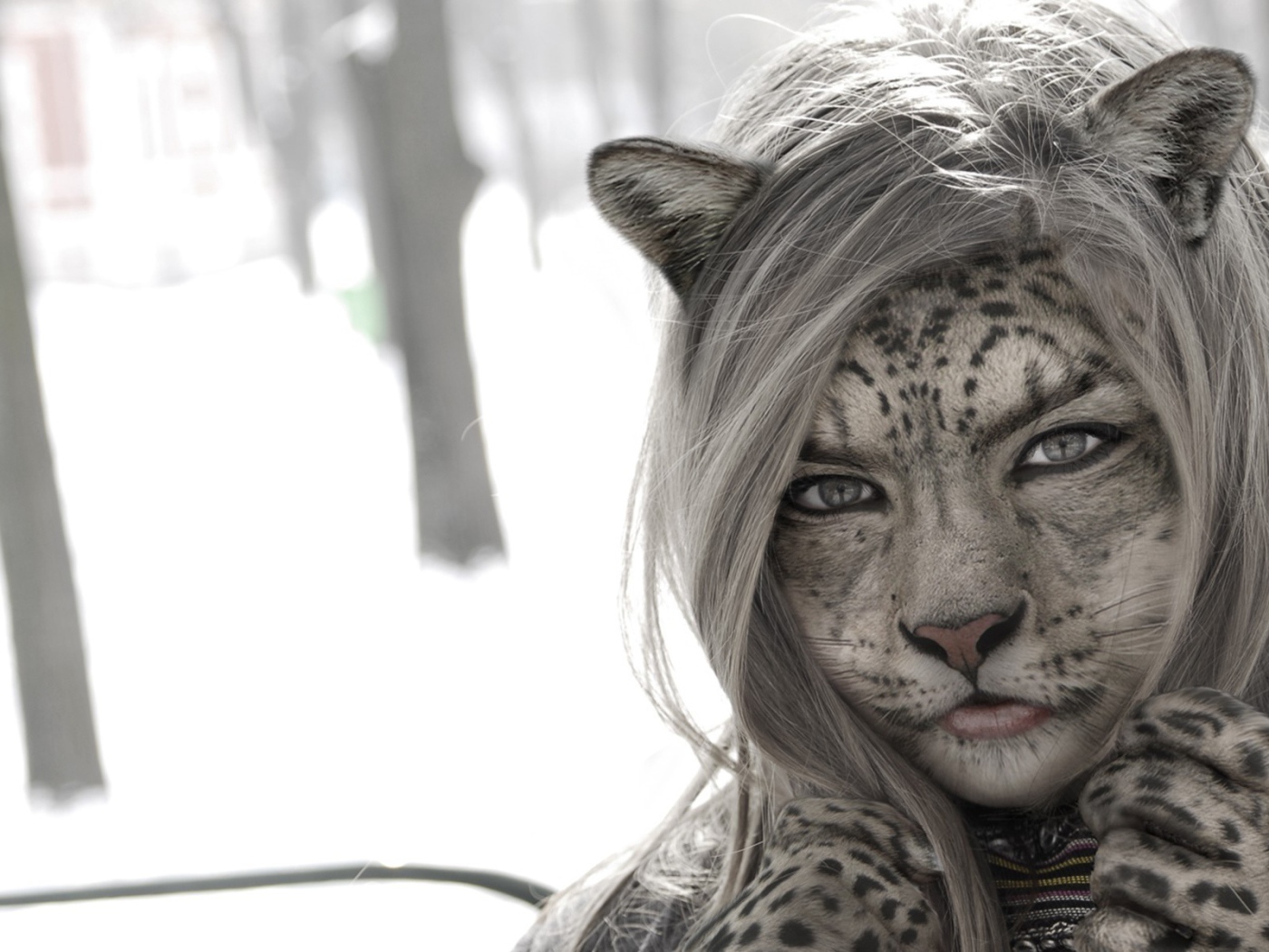 Девушка кошка на фоне снега