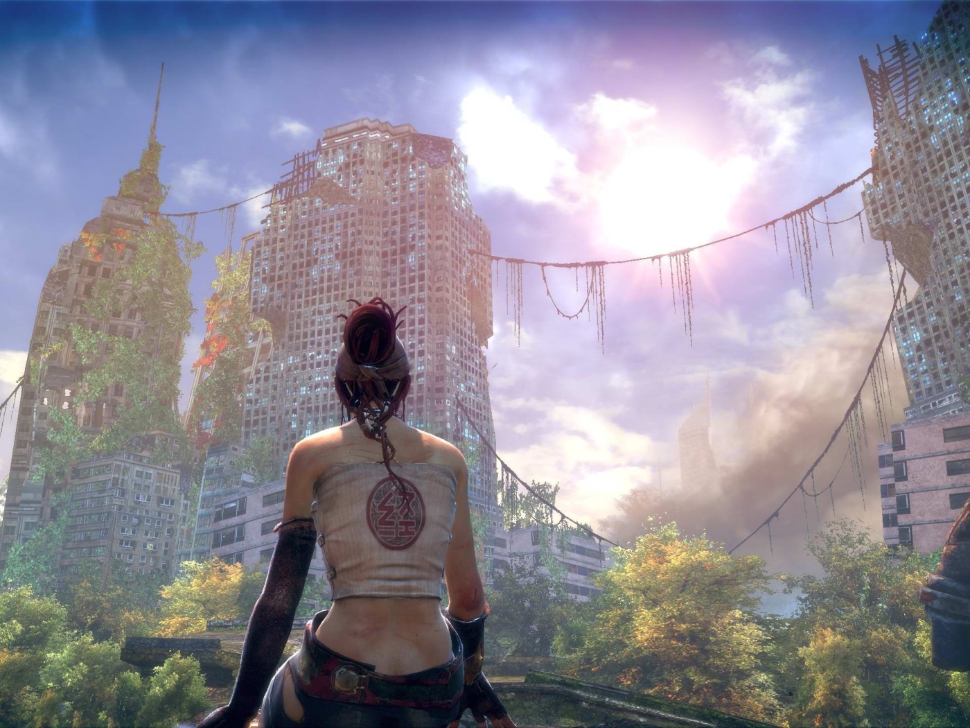 Девушка в заброшенном городе