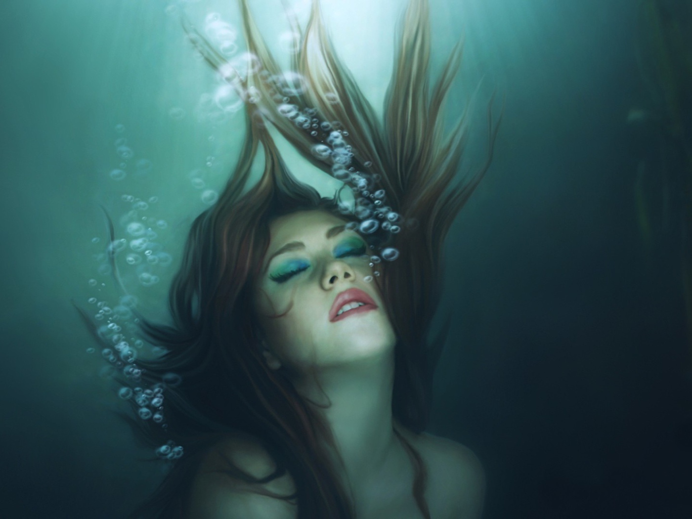 Девушка русалка погружается в воду