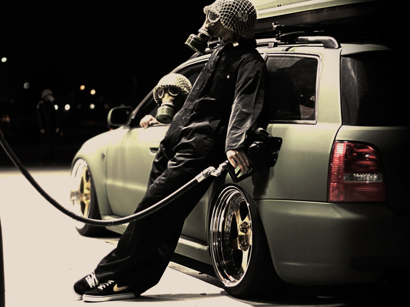 Заправщик в маске