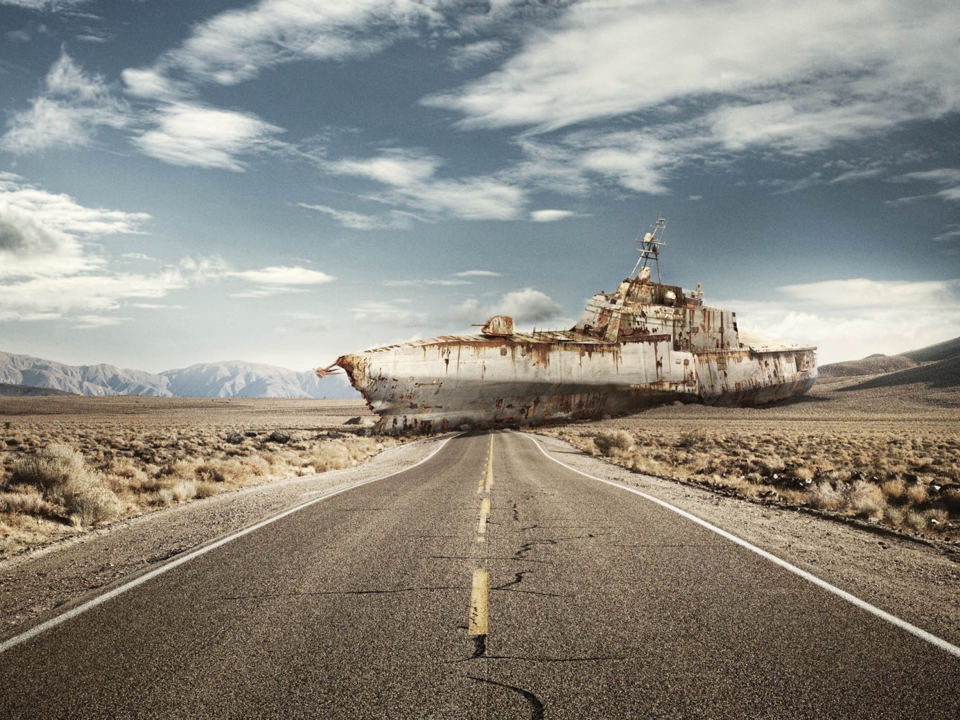 Ржавый корабль преградил дорогу в пустыне