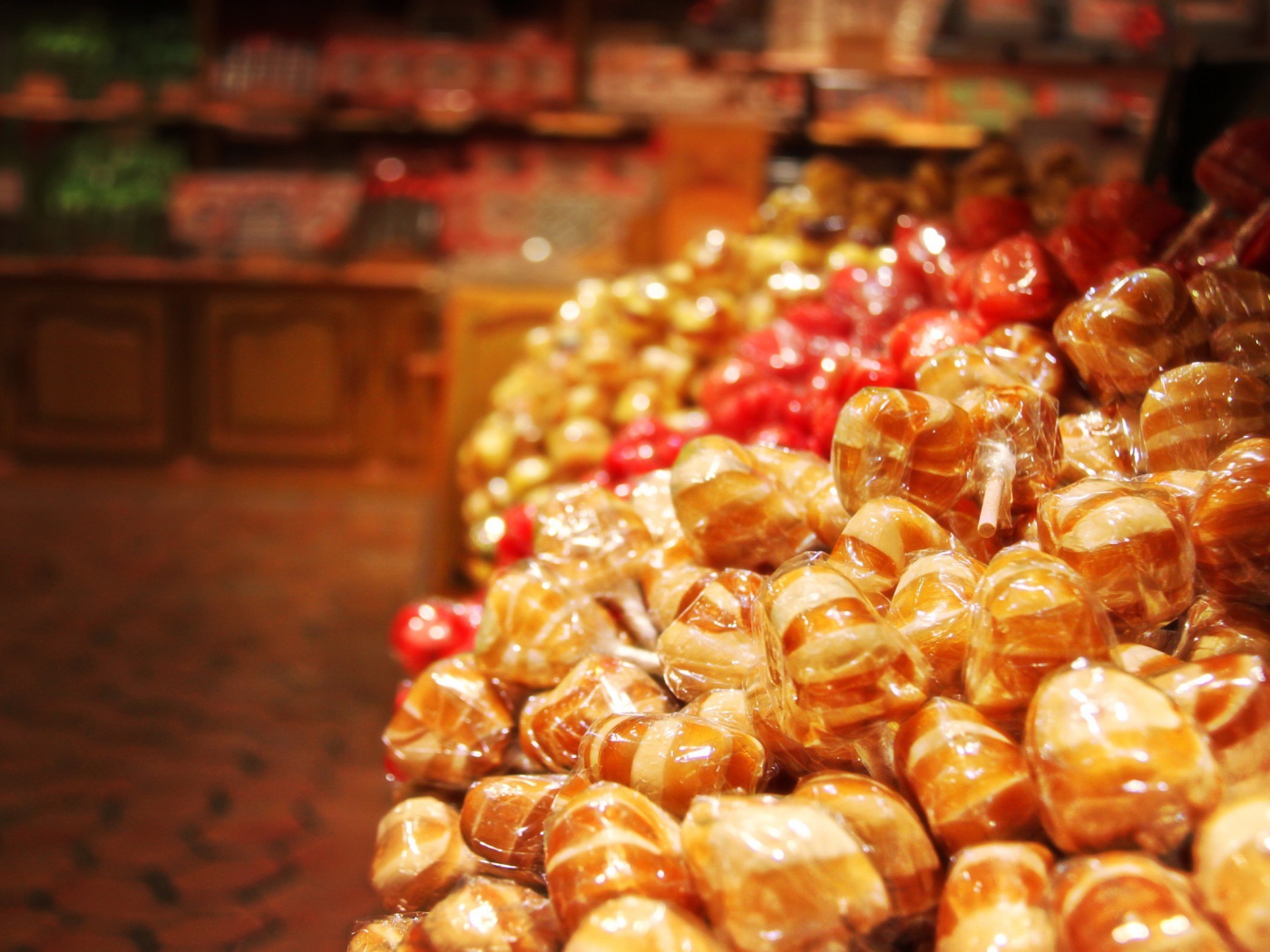 Конфеты на прилавке в магазине