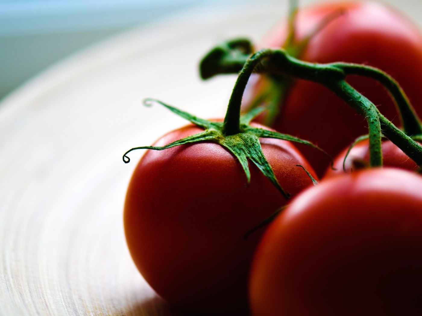 Четыре помидора на ветке