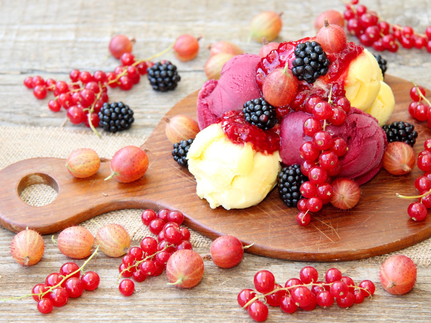 Мороженое и ягоды на разделочной доске