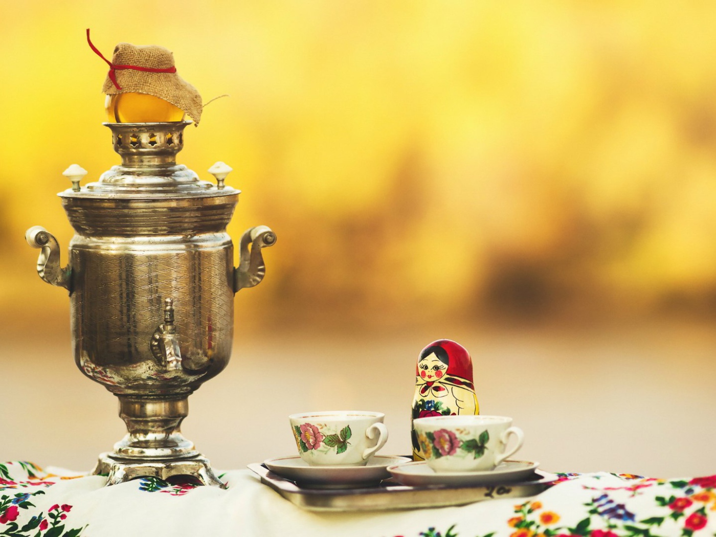 Чаепитие с русским самоваром